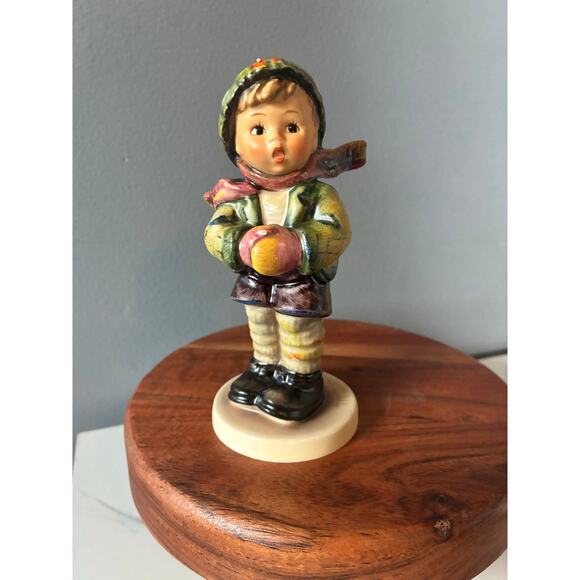 Listing: 1981 Goebel Hummel-Style Figurine – Collectors’ Club Exclusive No. 6 - Picture 2 of 7